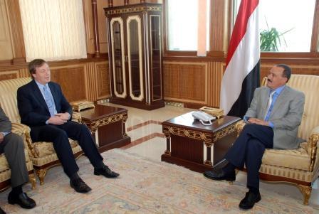 رئيس الجمهورية أثناء لقائه أمس نائب مدير مكتب الشرق الأوسط وشمال أفريقيا في الخارجية البريطانية والوفد المرافق له